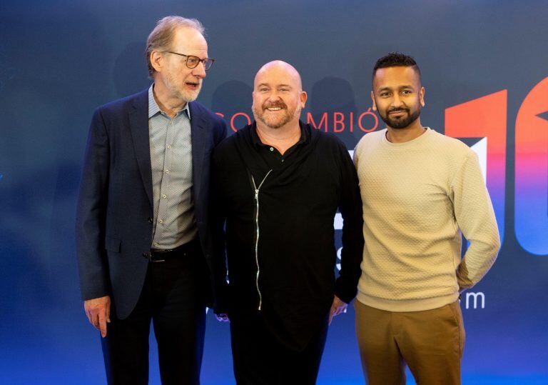 El productor ejecutivo del Cirque du Soleil, Charles Joron (izquierda<) acompañó en el evento al artista Mukhtar Omar Sharif y el director de creación del show Sean McKeown (EFE).