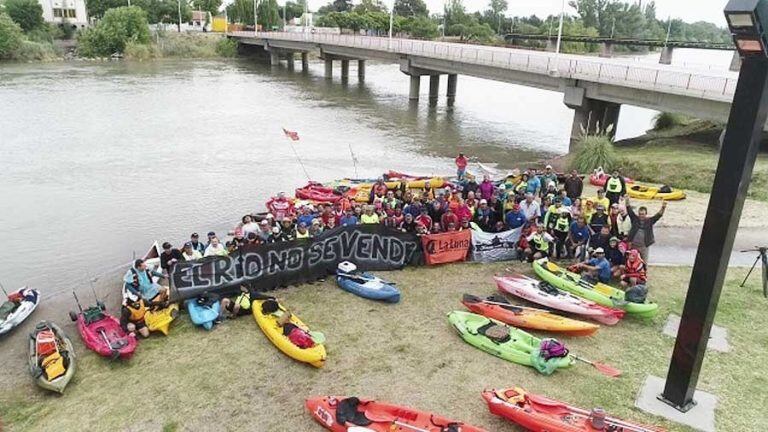 Los aventureros junto al puente nuevo de La Adela (La Arena)