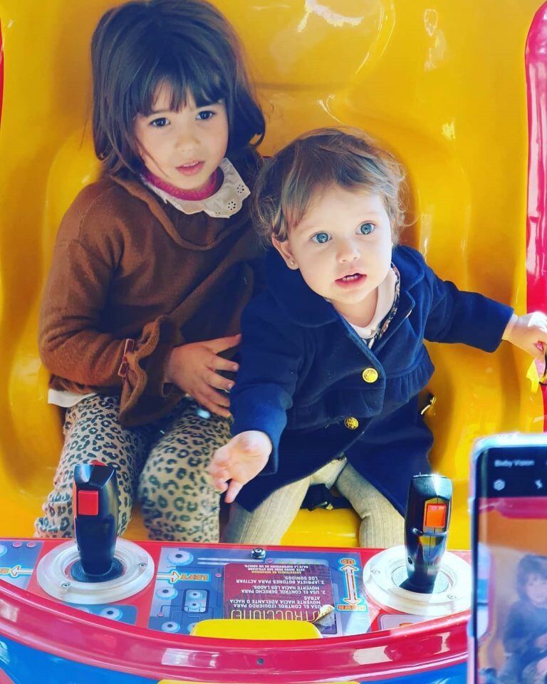 Rufina Cabré y Magnolia Vicuña, las dos hijas de la China Suárez (Foto: Instagram/ sangrejaponesa)