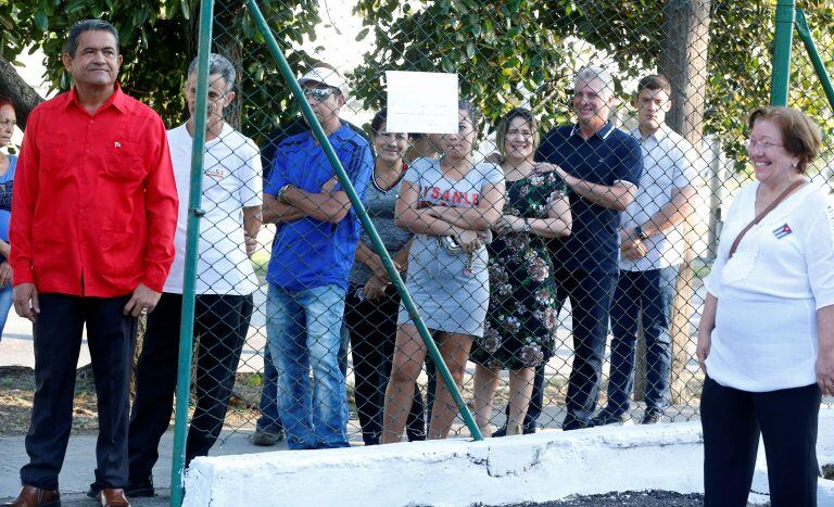 El presidente de Cuba, Miguel Díaz-Canel, acompañado de su esposa, Lis Cuesta Peraza, hace fila en la entrada de un colegio electoral para votaren el referendo.