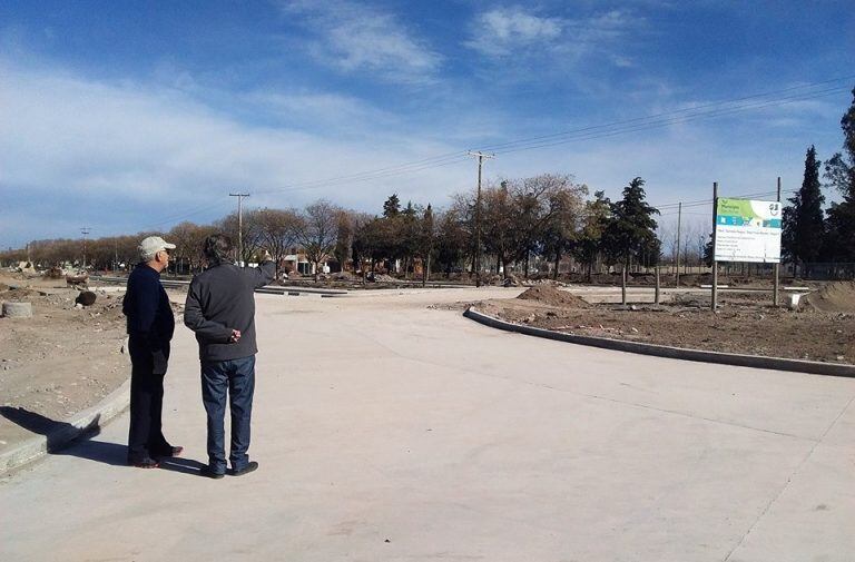 Emir Félix y una recorrida por las obras en avenida Rawson.