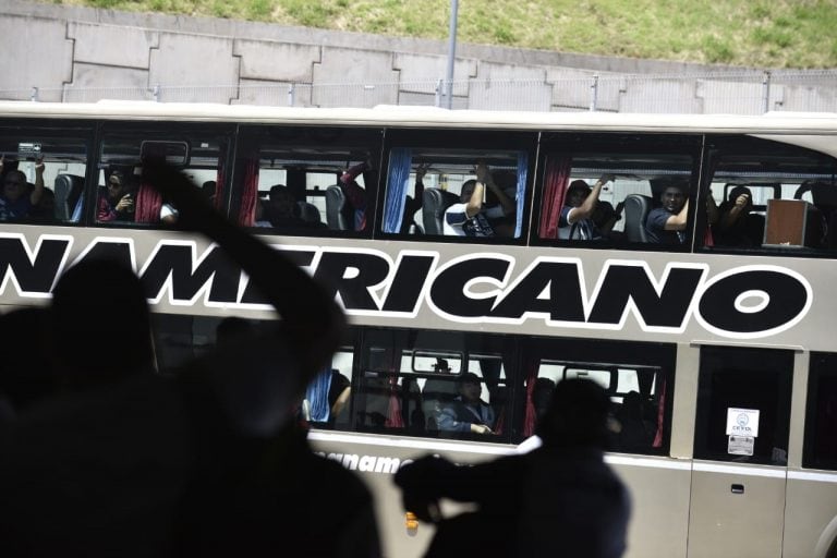 Los hinchas de Talleres salieron este lunes 11 de febrero desde la Terminal de Ómnibus para alentar al Matador en su partido contra San Pablo.