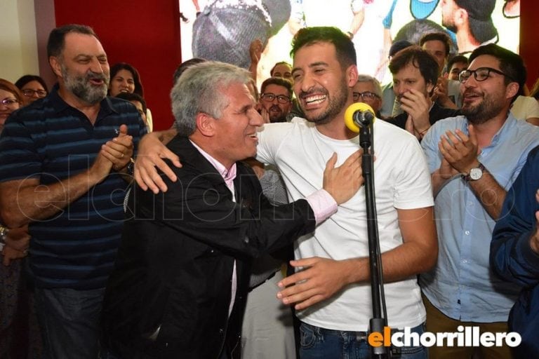 Alejandro Cacace festejó el triunfo junto a Claudio Poggi.