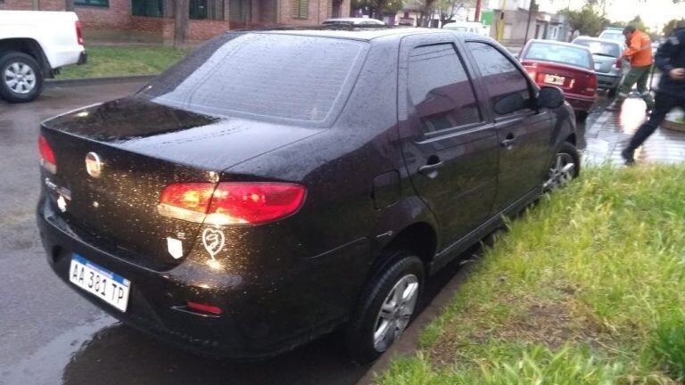 Chocó contra un auto estacionado