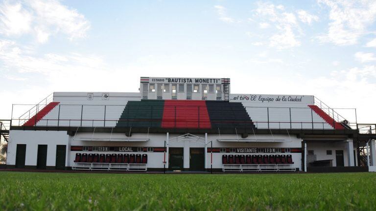 La tribuna principal y vestuarios fueron pintados en su totalidad