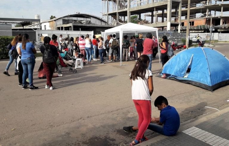 Los manifestantes instalaron carpas en la calle y pasaron toda la noche.