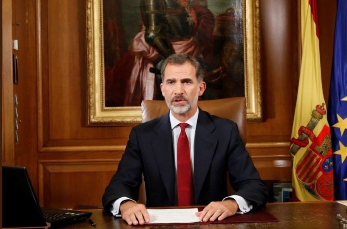 El rey de España acusó a los dirigentes catalanes de estar "al margen de la democracia"
