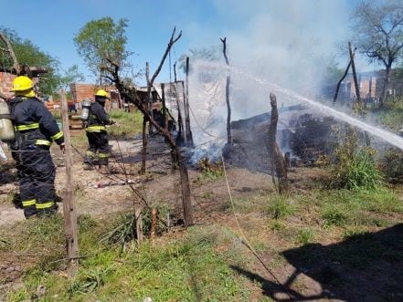 La precaria vivienda quedó completamente destruida. Una mujer y sus dos hijas perecieron. (Diario Norte)