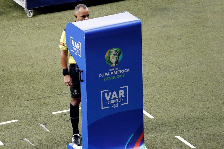 El árbitro brasileño Wilton Sampaio revisa el VAR durante el partido Argentina-Paraguay (EFE)