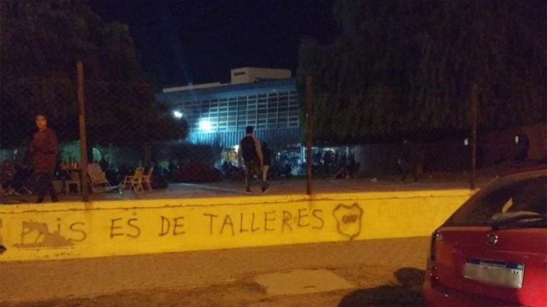 Postulantes pasaron la noche en el predio de CPE.