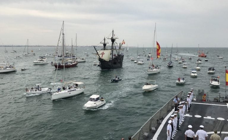 GRAFAND726. SANLÚCAR DE BARRAMEDA (CÁDIZ), 20/09/2019.- La Armada (d) participa en los actos de conmemoración de la partida de la expedición que, comandada por Fernando de Magallanes, partió hace 500 años, el 20 de septiembre de 1519, desde Sanlúcar de Barrameda (Cádiz). EFE/Román Ríos