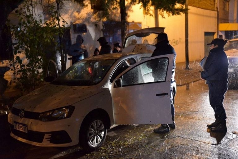 El auto tampoco tendría signos de violencia, ni vidrios rotos y que los ladrones lo dejaron de forma apresurada en ese lugar.