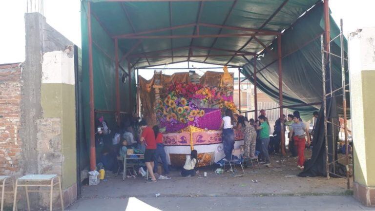 Intenso trabajo en el canchón del Colegio del Salvador, antes de partir hacia la Ciudad Cultural.