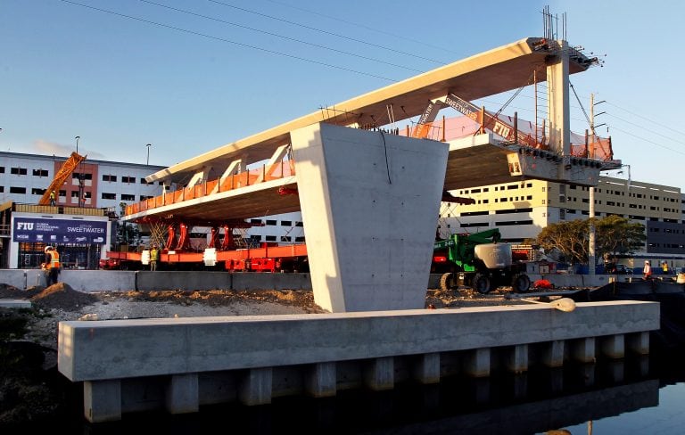 Así se había montado el puente que se derrumbó en Miami. Foto: AP.