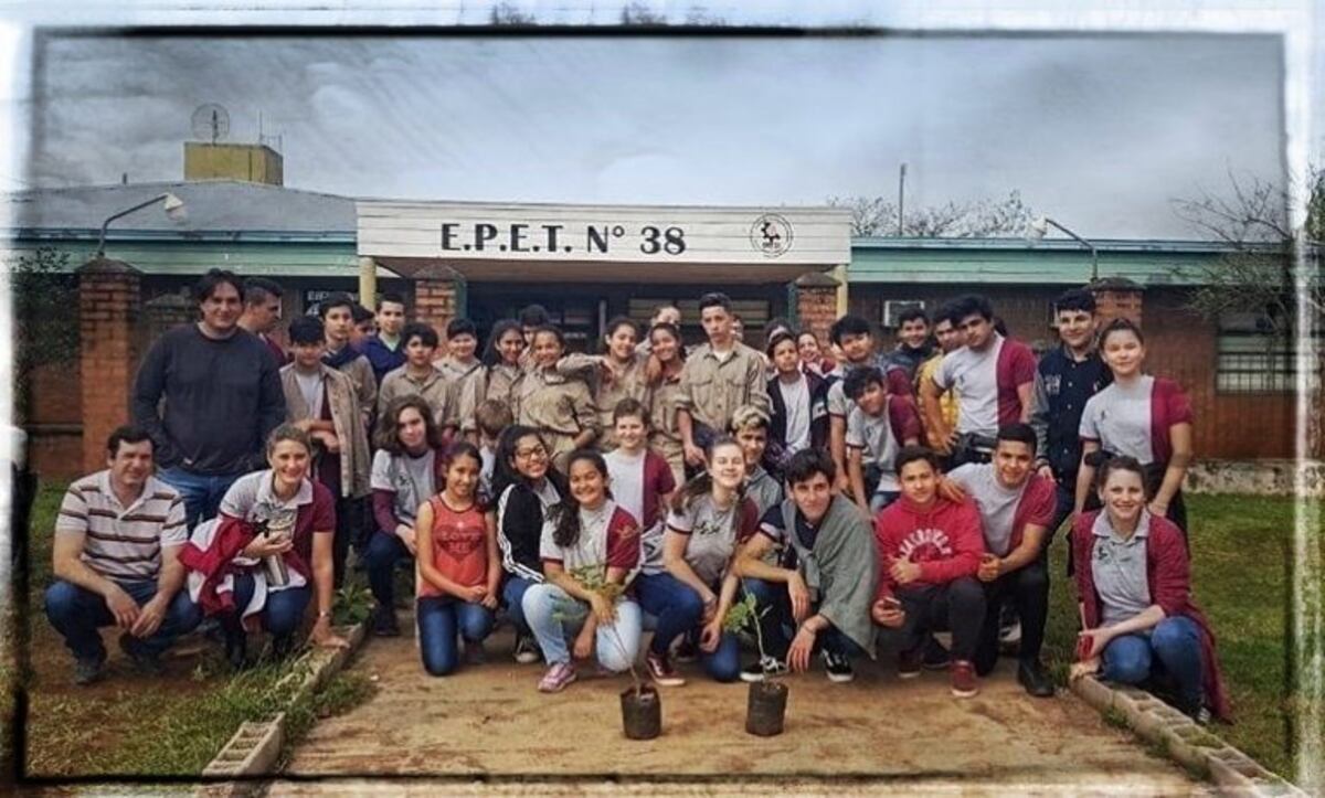 Estudiantes de Alem plantaron lapachos en la ciclovía de la ciudad