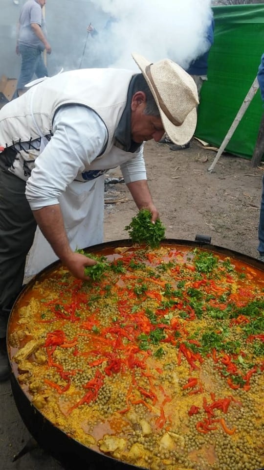 Leandro Lucero con su exquisito arroz con pollo.