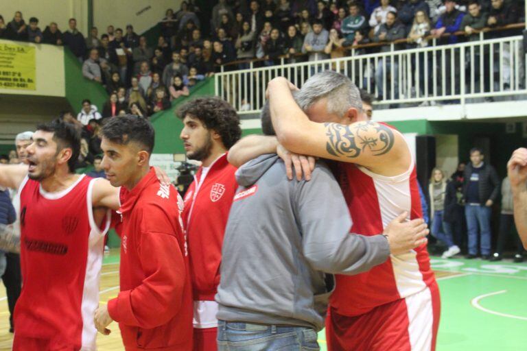 Conmovedor abrazo entre Diego Trejo y Juan Garayzar tras el triunfo