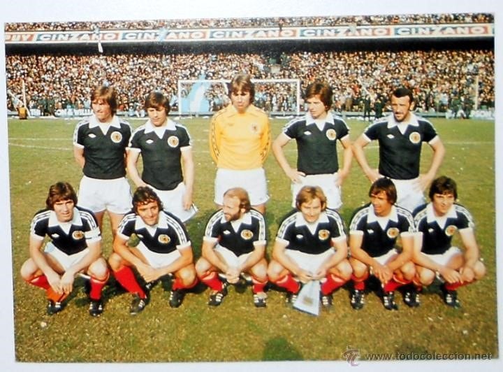 Los escoceses se tomaron todo. En el Mundial, dieron que hablar por vencer a Holanda 3-2 en un partidazo. Pero también por sus excesos.  Willie Johnston dio positivo tras el debut con Perú por haber consumido Reactivan, un estimulante. Su federación lo sancionó de por vida. En el hotel que los alojaba en Alta Gracia dejaron montón de botellas vacías, al estilo de Polonia (llevó 380 botellas de vodka para su delegación). Y además, el árbitro escocés John Gordon fue parado en plena competencia por sospechas de corrupción. Completitos.