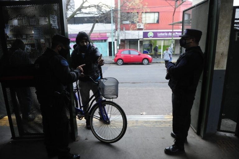 Controles en Provincia de Buenos Aires este viernes 19 de junio de 2020, día en el que entraron en vigencia las nuevas restricciones para el transporte público. (Clarín)