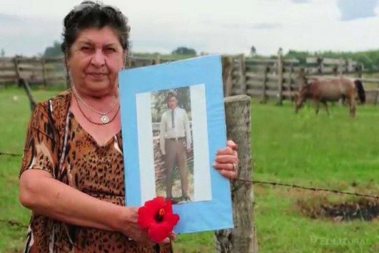 Elma quiere visitar la tumba de su hijo en Malvinas.