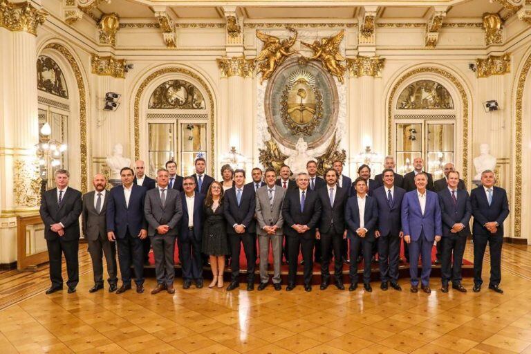 Alberto Fernández con los gobernadores. (crédito: presidencia)