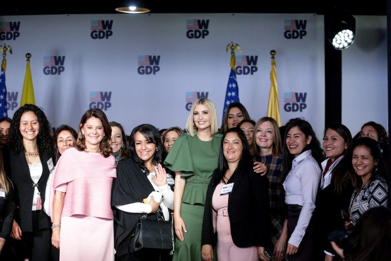 La asesora presidencial Ivanka Trump y la vicepresidente de Colombia, Marta Lucía Ramírez (tercera desde la izquierda), posan para foto la junto a participantes de la Women's Global Development and Prosperity initiative (W-GDP), durante su visita a Bogotá, Colombia. Photo: Diego Pineda/colprensa/dpa