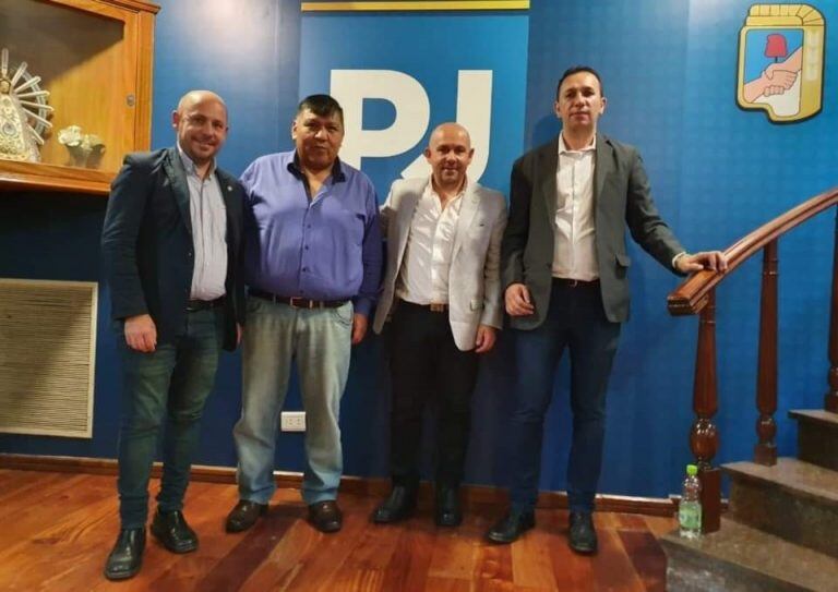 Por el lado del peronismo disidente asistieron los hermanos Ricardo y Gustavo Sastre, intendente y jefe comunal electo de Puerto Madryn, respectivamente. También el intendente de Trelew, Adrián Maderna, y el sindicalista Jorge “Loma” Ávila.