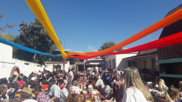 Vecinos de Alta Gracia y localidades aledañas compartiendo un almuerzo con candidatos de Córdoba Cambia. .