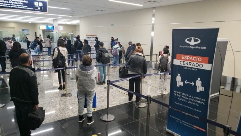 Pasajeros en el aeropuerto "Horacio Guzmán" de Jujuy, listos para embarcar en el avión de Aerolíneas Argentinas que los llevaría a Buenos Aires, este jueves.