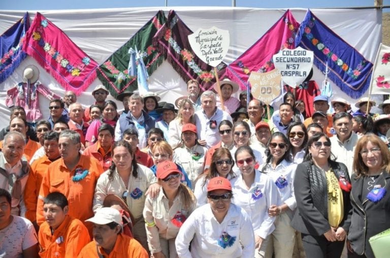 Trabajadores, funcionarios e invitados, junto a miembros de las comunidades de las cinco localidades beneficiadas por el enlace carretero habilitado entre Santa Ana y Valle Colorado.