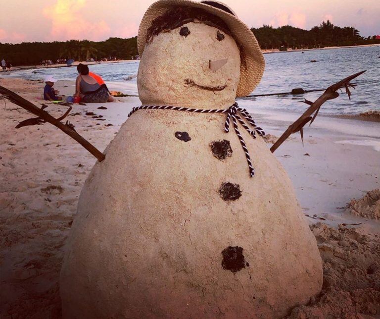 Laurita Fernández, Nicolás y Rufina Cabré hicieron un muñeco de arena en Playa del Carmen, México (Foto: Instagram/ @holasoylaurita)