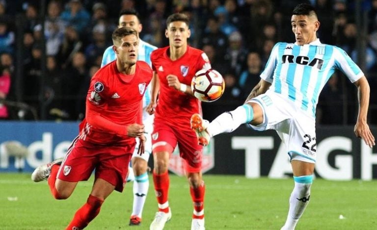 Zuculini ante Racing por la Copa Libertadores.