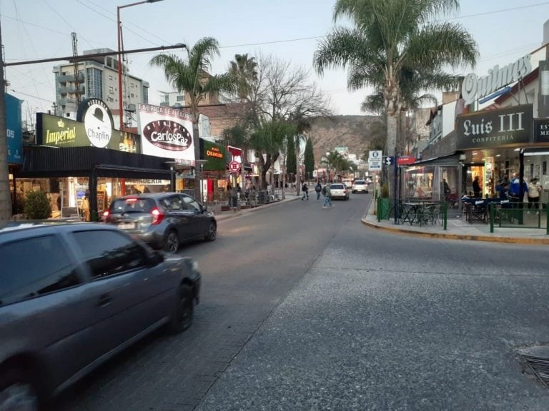 Zona céntrica de la ciudad, la mayoría usando barbijo.