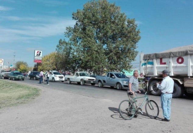 Esta mañana, y luego que imágenes que se viralizaron por whatsapp mostraran a un camión transportando tanques, estudiantes del Terciario Rosario Vera Peñaloza -de Eugenio Bustos- cortaron la ruta para interceptar el vehículo.