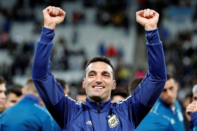 CAF25141. SÃO PAULO (BRASIL), 06/07/2019.- El entrenador de Argentina, Lionel Scaloni celebra al final del partido Argentina-Chile por el tercer puesto de la Copa América de Fútbol 2019, en el Estadio Arena Corinthians de São Paulo, Brasil, hoy 6 de julio de 2019. EFE/Paulo Whitaker