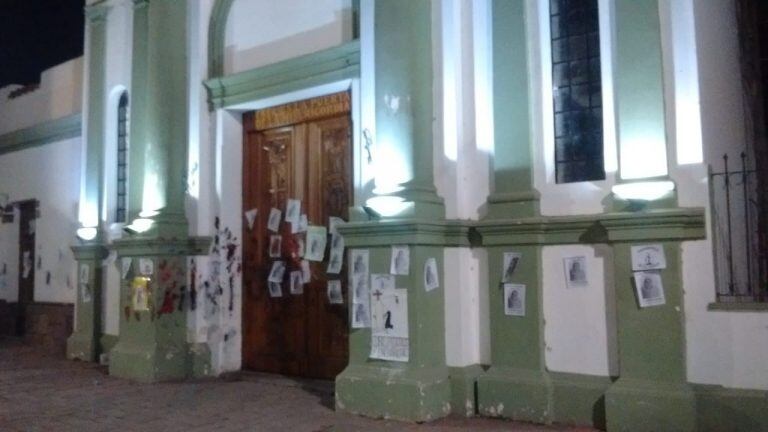 La indignación de la comunidad quedó puesta de manifiesto en los carteles y pintadas que la marcha dejó a su paso por el frente de la parroquia.