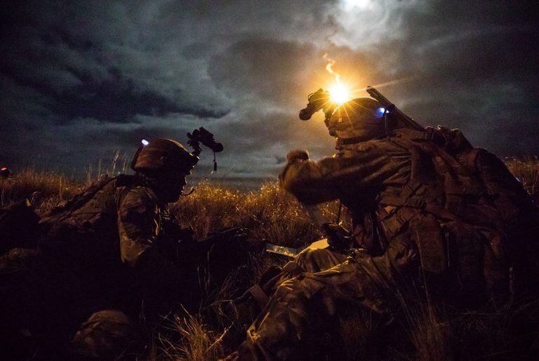 MIlitarización británica en Malvinas - Ejercicio nocturno del Ejército Británico en Malvinas.