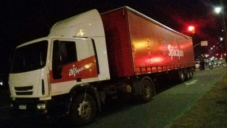 El camión que atropelló a un ciclista en San Luis.