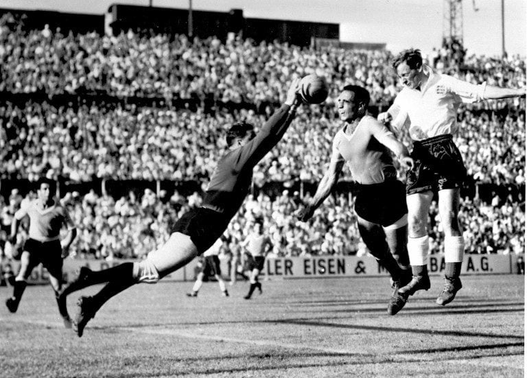 El arquero Máspoli vuela para atrapar la pelota. Esta vez, la Selección uruguaya si acudió a Europa para defender su título. Y dio batalla hasta el final, dejando en el camino a Inglaterra en cuartos. En semifinales, perdió su invicto mundialista a manos de Hungría.