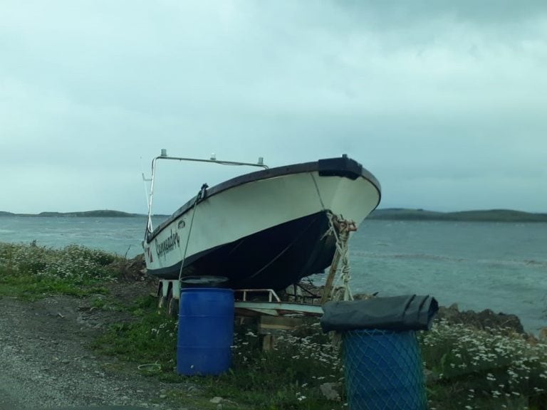 Embarcación "Campeador" sobre la costa del Canal Beagle