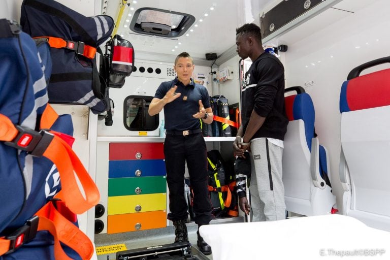 Mamoudou Gassama, el héroe de 22 años que rescató a un niño que colgaba de un balcón en París, Francia, está más cerca de conseguir la ciudadanía. / AFP PHOTO / BSPP - Brigade de sapeurs-pompiers de Paris / Erwan Thepault /