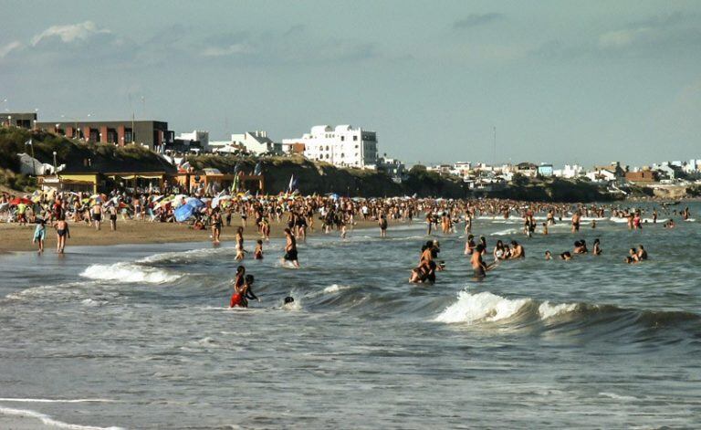 La mujer sufrió una descompensación mientras se bañaba en el mar (Río Negro).