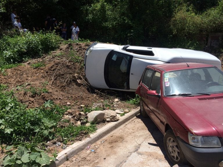 La dificil posición en que quedó el vehículo, dificultando la evacuación de sus ocupantes.El