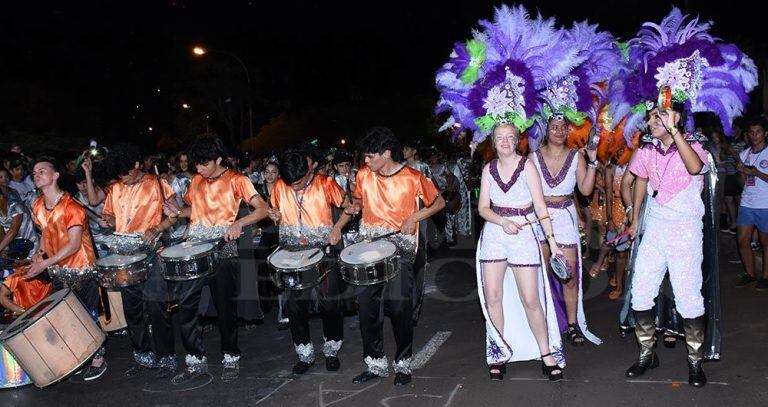 Cabezales de costosas plumas, trajes que, por sencillos que sean cueston de 2.000 a 3000 pesos, y los redoblantes, de 5,000 pesos para arriba. (WEB)