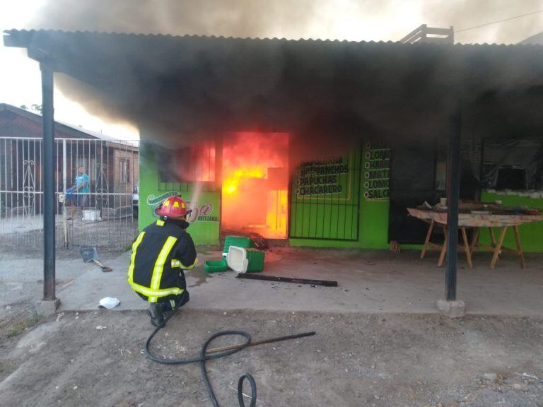 Se incendió una sandwichería por una pérdida en una garrafa. (Policía de Salta)