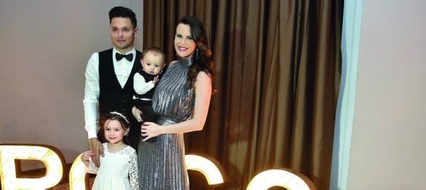 Natalie Weber y Mauro Zárate junto a sus hijos Mía y Rocco