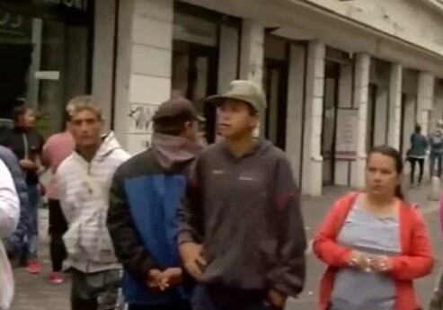 Los manifestantes en la puerta del a Anses. (El Tres)