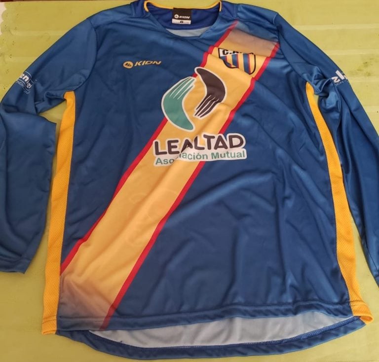 Nueva camiseta suplente de Colegiales, Tres Arroyos.