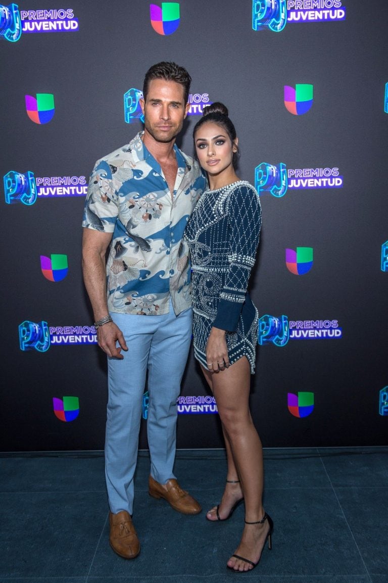 La actriz mexicana Renata Notni y el actor argentino Sebastian Rulli al momento de arribar a los Premios Juventud 2019. EFE/ Giorgio Viera