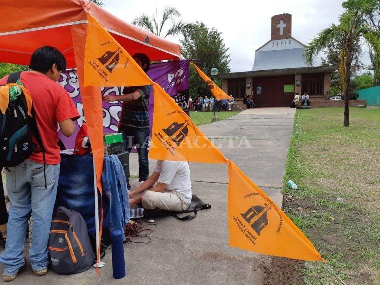 Pañuelos Naranjas a metros de la capilla de la UNSa (La Gaceta Salta)